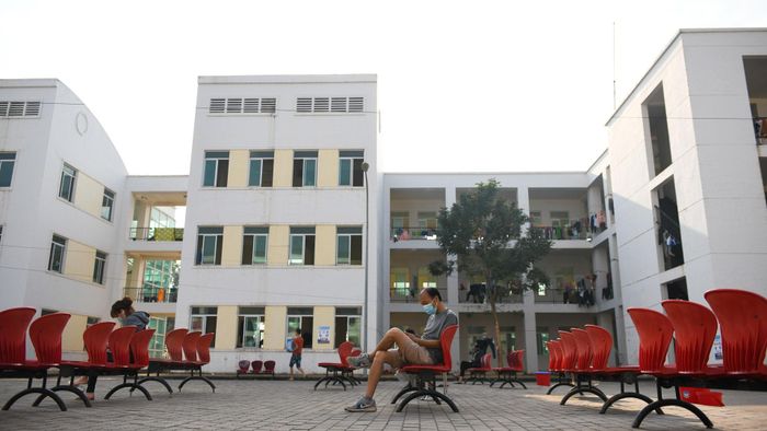 Những ngày trời nắng, chúng tôi khuyến khích mọi người ra ngoài sân đi lại, tập thể dục hoặc ngồi tắm nắng để tốt cho sức khỏe.