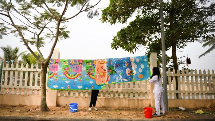 Buổi chiều có nắng, tôi và Ngân tranh thủ tắm gội rồi mang thảm đi giặt.
