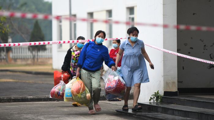 17h, đột nhiên chúng tôi nhận được cuộc gọi gấp từ Bệnh viện dã chiến 1: “Thông báo cơ sở cách ly trung cấp nghề Việt Nam – Canada có thêm 5 ca dương tính, danh sách sẽ được gửi ngay bây giờ. Đề nghị các bạn chuẩn bị có xe tới đón”.