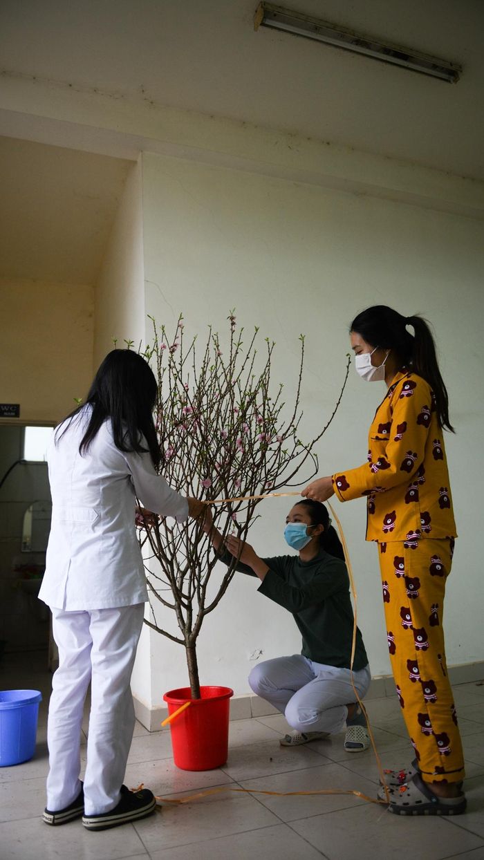 Hôm nay, chúng tôi được người dân tặng một cành đào. Các bác không biết chúng tôi, cũng không hỏi tên, chỉ nhắn “Cảm ơn và chúc các cháu ăn tết mạnh khỏe”.