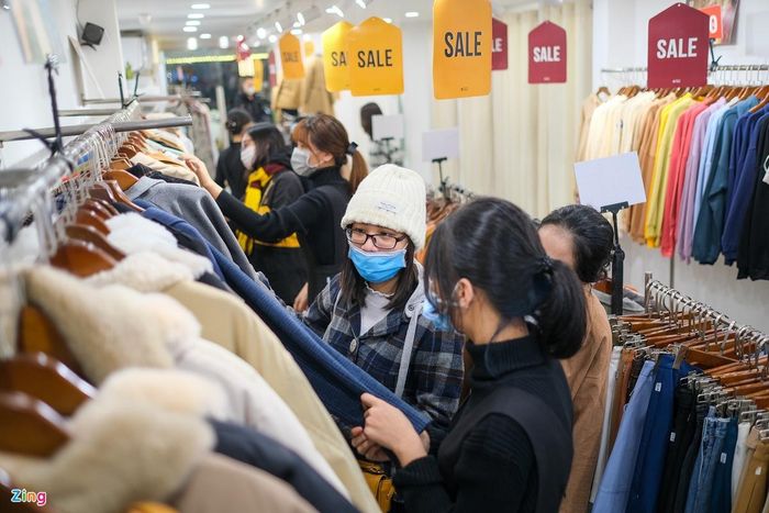  Lên kế hoạch cụ thể và lựa chọn thời mua sắm sẽ giúp người tiêu dùng tiết kiệm được chi tiêu dịp Tết. Ảnh: Phạm Thắng. 