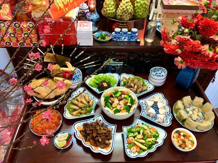  Mâm cỗ cúng đầy đủ ngày Tết là nét văn hóa đặc trưng của người Việt. Ảnh: D.T 