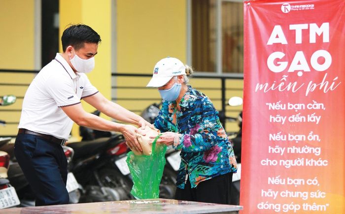 ATM gạo miễn phí cho người dân Hà Nội gặp khó khăn do dịch Covid-19 tại phường Nghĩa Tân. Ảnh: Phạm Hùng
