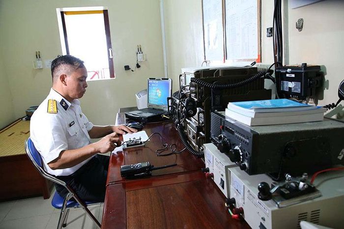 Ca trực thông tin ở Nhà giàn DK1-19.