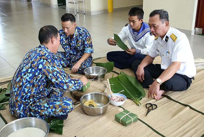 Cán bộ, chiến làm nhiệm vụ trên các Nhà giàn DK1 đều tổ chức gói bánh chưng để đón Tết cổ truyền của dân tộc.