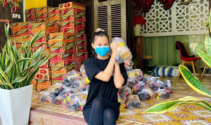 Thời điểm cuối năm khá bận rộn nhưng Hoa hậu Tiểu Vy vẫn tập trung dành phần lớn thời gian chuẩn bị quà tặng để chia sẻ với người dân có hoàn cảnh khó khăn