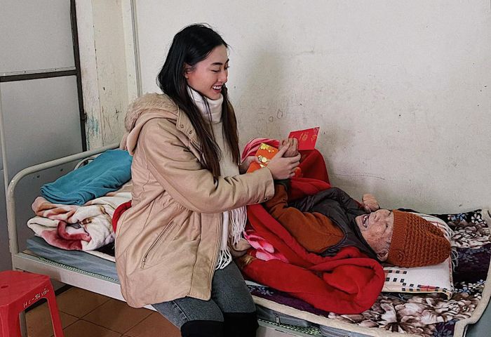 Hoa Hậu Lương Thùy Linh đến tận nơi thăm, tặng quà cho các cụ già neo đơn