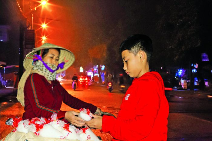 Một phụ nữ rong ruổi với “gánh may mắn” đêm giao thừa