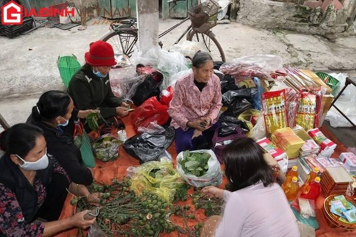 Nhiều người đi chợ không chỉ để mua bán mà còn để gặp gỡ, thăm hỏi, trò chuyện.... cùng nhau.