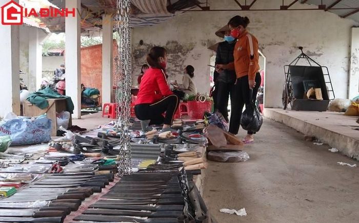 Các loại nông cụ như cuốc xẻng, dao liềm... cũng được nhiều người mua sắm trong dịp này để ăn Tết xong là kịp xuống đồng cấy hái.