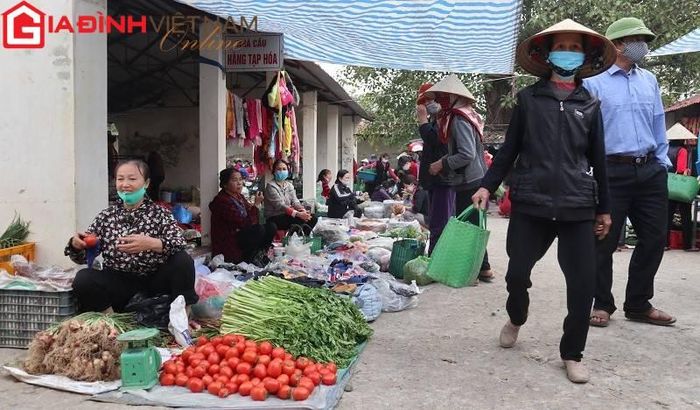 Đối với nhiều người, phiên chợ quê ngày Tết đã trở thành ký ức tuổi thơ với hình bóng tần tảo sớm hôm của bà, của mẹ nơi quê nhà.