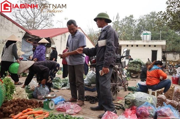 Đến ngày họp chợ, hàng hóa là những vật dụng thiết yếu được đem đến trao đổi, mua bán.