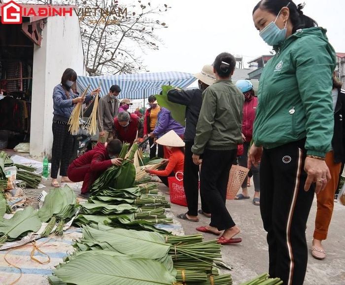 Hàng hóa trong phiên chợ những ngày giáp Tết càng dồi dào với đủ các loại nông sản như lá dong, gạo nếp, nấm hương, mộc nhĩ, hoa quả... để phục vụ người dân trong vùng.