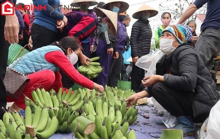 Đến chợ phiên ngày giáp Tết, ai cũng mong muốn mua sắm thật tươm tất để chuẩn bị cho một năm mới no ấm, đủ đầy.