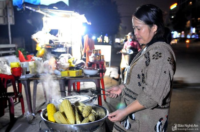 Dù đã gần nửa đêm nhưng nồi ngô nghi ngút khói vẫn còn đầy. Ảnh: TĐ