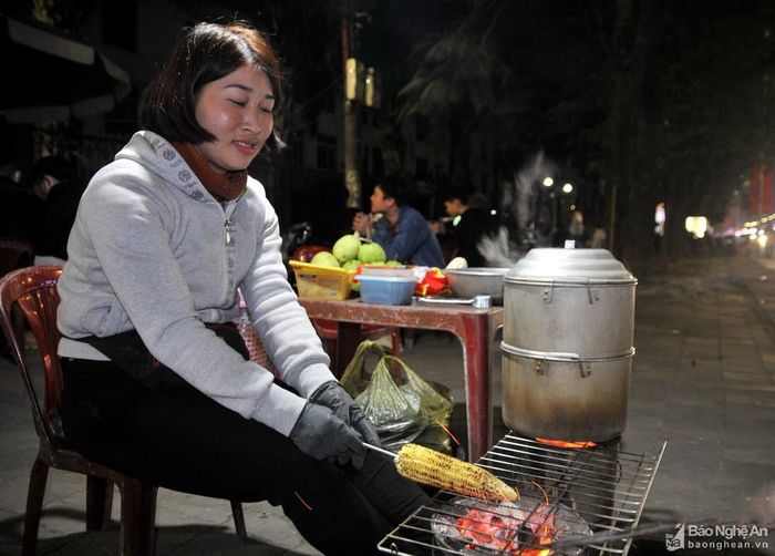 Ngồi quán nước chè, nhâm nhi cốc chè xanh cùng bông ngô nướng đã trở thành nét quen của nhiều bạn trẻ xung quanh Đại học Vinh. Ảnh: TĐ