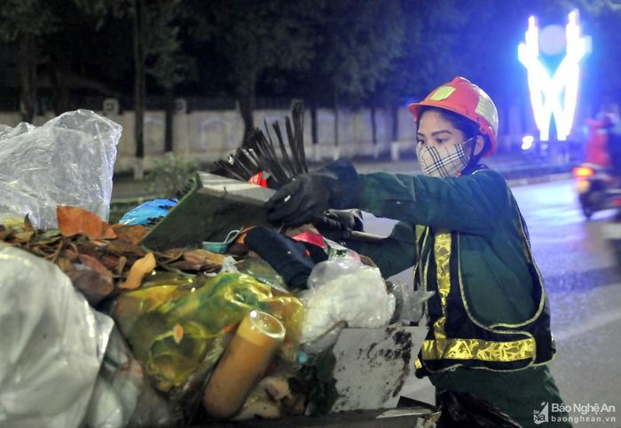 Năm nào cũng vậy, nhắc đến Giao thừa là chị Hiền lại nghĩ ngay đến khoảnh khắc dừng xe, nghỉ tay, ngước mắt nhìn lên trời xem bắn pháo hoa một lát rồi lại lao vào công việc. Ảnh: TĐ