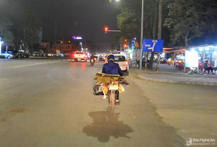 Đêm về khuya, Tết đã đến thật gần, bóng những người đi nhặt ve chai chầm chậm rời xa trung tâm thành phố để về với tổ ấm của mình. Ảnh: TĐ