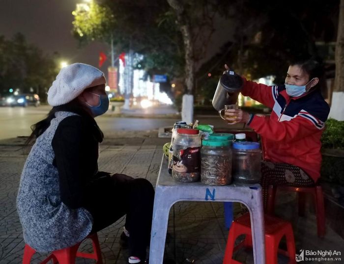 Dù chỉ bán nước chè nhưng bà Lam cũng đã có gần 20 năm buồn vui với TP.Vinh về đêm. Ảnh: TĐ