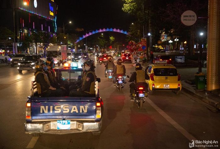 Trong nhộn nhịp phố phường đêm 30 luôn có hình ảnh những chiến sĩ CSCĐ. Ảnh: Hải Vương