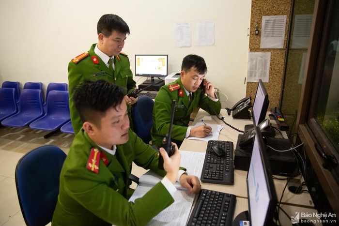 Cảnh sát 113 trực xử lý thông tin người dân cung cấp. Ảnh: Hải Vương