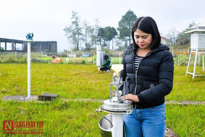 Giá rét hay lạnh buốt, những quan trắc viên vẫn miệt mài với công việc.