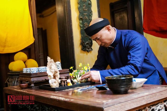 Mỗi dịp Tết đến, trong nhiều gia đình người Hà Nội thường có bát hoa thủy tiên để trưng bày, vị trí đặt cũng là một nơi trang trọng nhất để mọi người cùng uống trà, thưởng hoa.