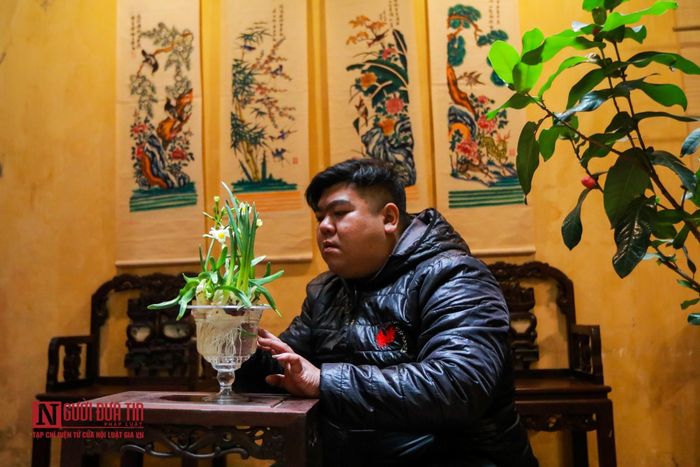 Trong suốt quá trình phát triển của cây, người chơi phải dưỡng, thay nước ngày hai lần để chống nhiễm trùng, uốn tỉa lá liên tục và trau chuốt nó.