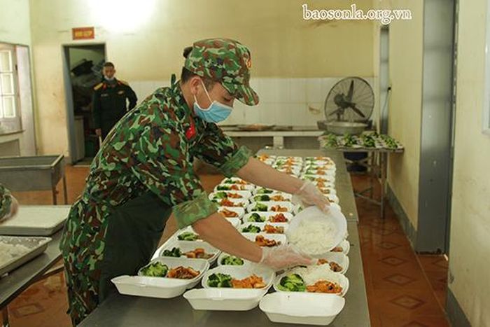 Các chiến sỹ chuẩn bị bữa cơm tất niên cho công dân trong khu cách ly.