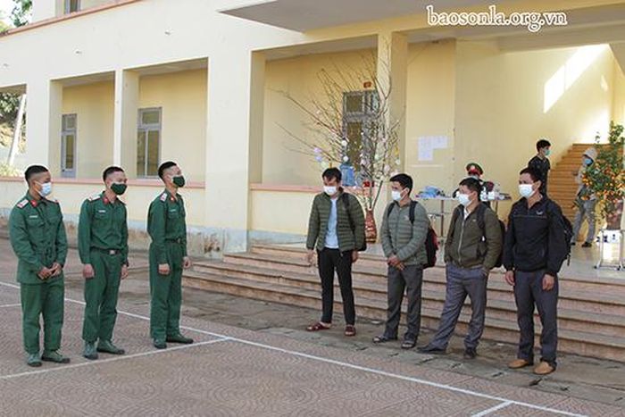 Các chiến sỹ tiễn công dân hoàn thành thời gian cách ly y tế.