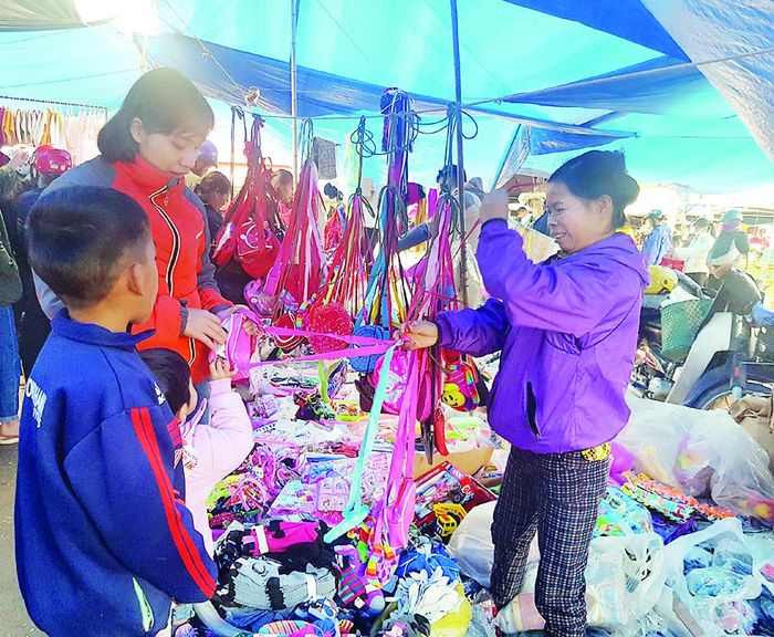 Trẻ em háo hức được bố mẹ chọn lựa quần áo mới, đồ chơi.