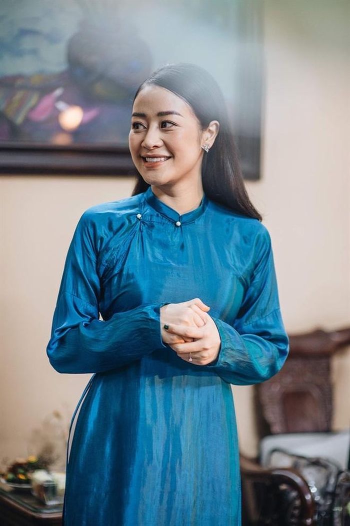 Phí Linh dịu dàng và cổ điển trong tà áo dài.