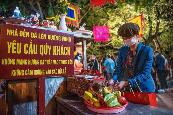  Cửa chính của phủ vẫn đóng, ban quản lý chuẩn bị một bàn đặt lễ 2 tầng phía trước. 