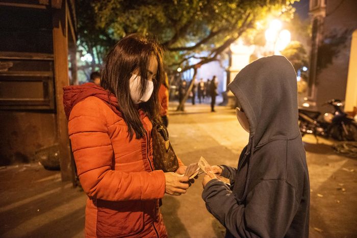 Chị Vân Hương lì xì cho con trai. "Chúc con năm mới học giỏi, nghe lời bố mẹ và thật khỏe mạnh", chị Hương nói với con. Chị cho biết việc đi đền, chùa, phủ thời điểm chuyển giao năm mới đã trở thành thói quen của gia đình. 