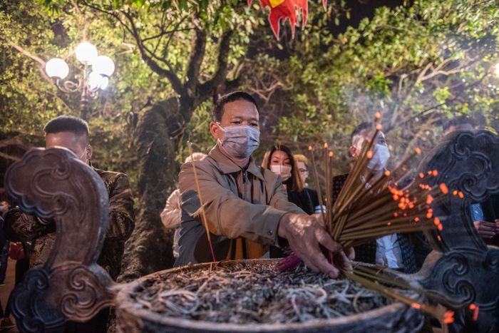  Lượng người dân đến thắp hương quá nhiều, ban quản lý phủ Tây Hồ phải thường xuyên rút bỏ những bó hương cũ, dành chỗ cho người sau hành lễ. 