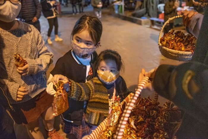  Một tục lệ khác diễn ra tại phủ là mua muối đầu năm. Nhiều người tin rằng mua muối đầu năm mang lại nhiều may mắn, tình cảm thắm thiết cho các mối quan hệ gia đình, bạn bè, hàng xóm... 