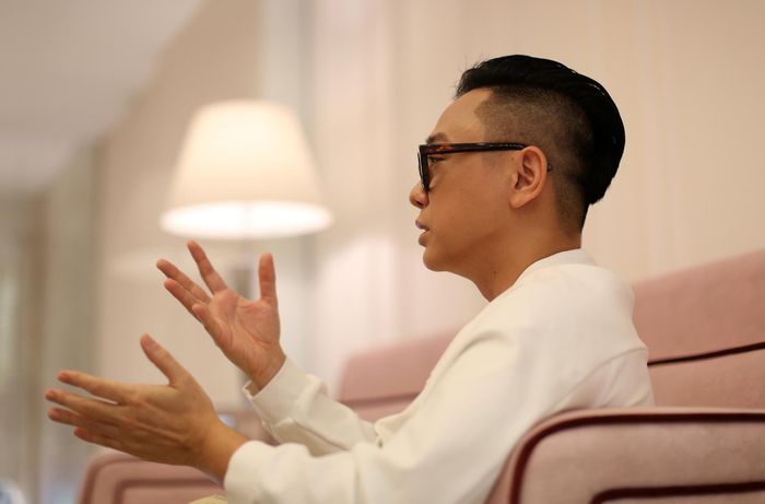 NTK Nguyễn Công Trí không lên án những người chạy theo xu hướng. Ảnh: Duy Anh.