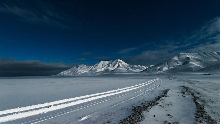 Bạn không cần xin visa để tới Svalbard nhưng đây chắc chắn không phải một nơi dễ sống. Số lượng gấu Bắc Cực nhiều hơn con người và nhiệt độ dao động khoảng âm 13 độ C vào mùa đông và chỉ hơn 5 độ C trong mùa hè. Từ giữa tháng 11 đến cuối tháng 1, ngoài trời chỉ là một màu đen tối. 