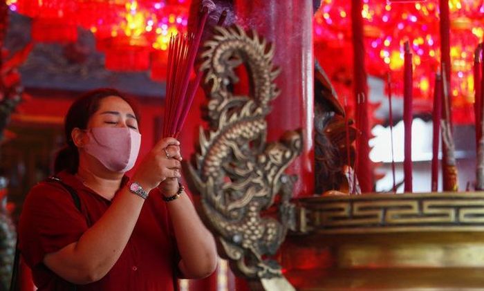 Người dân thắp hương tại một ngôi đền ở Jakarta, Indonesia đầu năm mới.