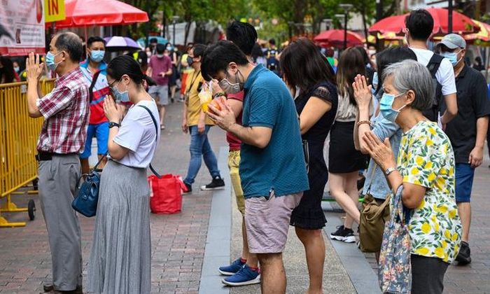 Người dân Singapore đi chùa chiều 11/2. 