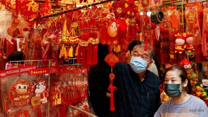 Người dân đeo khẩu trang đi chợ Tết ở Hong Kong, Trung Quốc hôm 11/2.