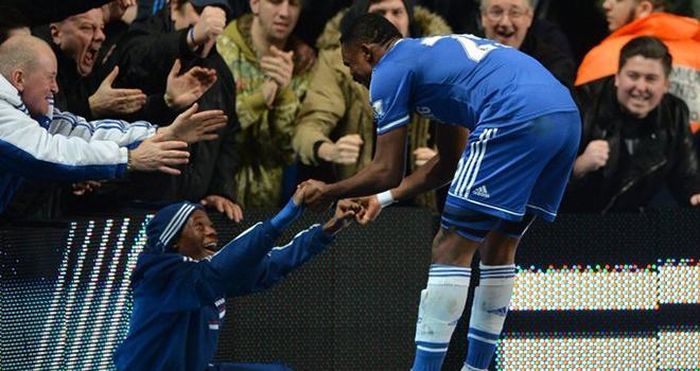Hudson-Odoi bất ngờ được ăn mừng bàn thắng cùng Eto'o