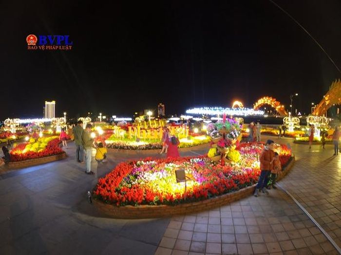  Người dân chiêm ngưỡng vẻ đẹp rực rỡ và huyền ảo của những con đường để chờ đón thời khắc giao thừa. 