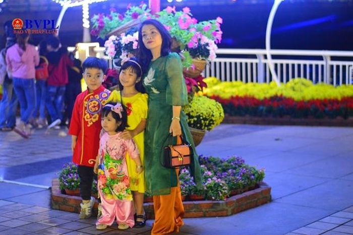 Các bạn nhỏ được bố mẹ dẫn đi tham quan, chụp hình trong đêm giao thừa.