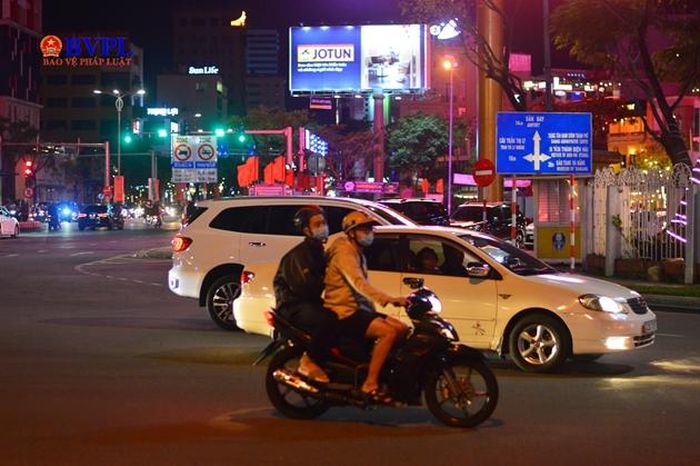  Hầu hết người dân đều đeo khẩu trang theo quy định khi ra đường hoa và chỉ tháo khẩu trang để chụp ảnh. 