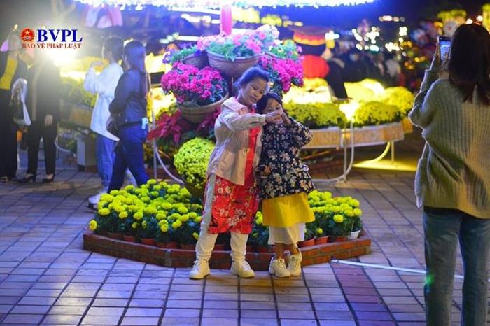  Mọi người hân hoan chào đón năm mới với nhiều điều tốt lành.