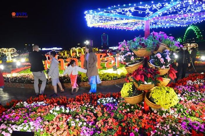  "Tết năm nay Đà Nẵng không bắn pháo hoa, tình hình dịch phức tạp nhưng hòa chung không khí vui xuân, đón Tết em và các bạn đều đi chơi đêm giao thừa, vừa chờ đón thời khắc năm mới, vừa muốn lưu giữ những kỷ niệm nên tranh thủ ra đường hoa chụp vài kiểu ảnh lưu niệm…”. - Bạn Lê Dương Thảo (trú quận Cẩm Lệ) chia sẻ.