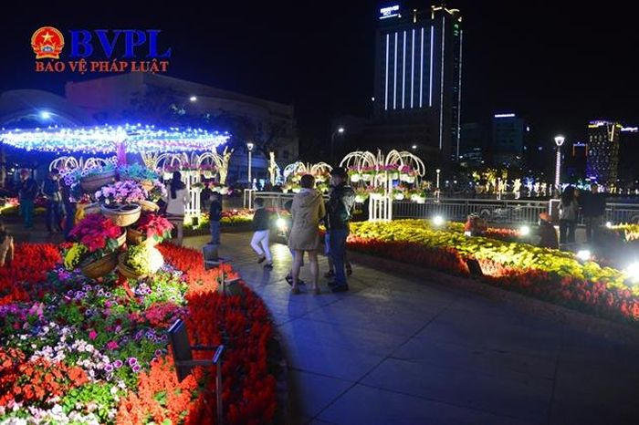  Đường phố Đà Nẵng vẫn có nhiều bạn trẻ đi dạo, chờ đón thời khắc giao thừa.