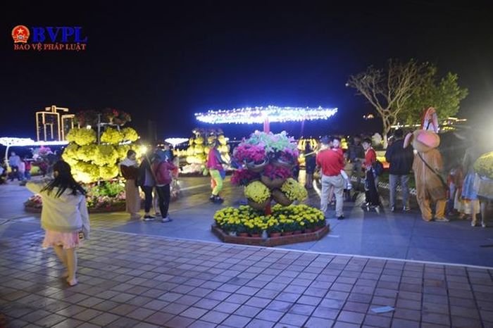  Tại đường hoa thành phố dọc hai bên bờ sông Hàn, nhiều gia đình “xúng xính” trong bộ áo dài truyền thống, chụp những tấm hình lưu niệm.
