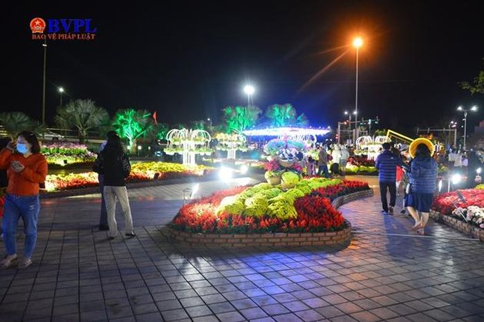  Với thiết kế sáng tạo, bắt mắt, các tiểu cảnh mô phỏng linh vật năm Tân Sửu và cảnh đồng quê Việt Nam là điểm nhấn đặc sắc của đường hoa Tết năm nay. Đường hoa trở thành một trong những điểm đến thu hút nhất trong đêm giao thừa ở TP Đà Nẵng.